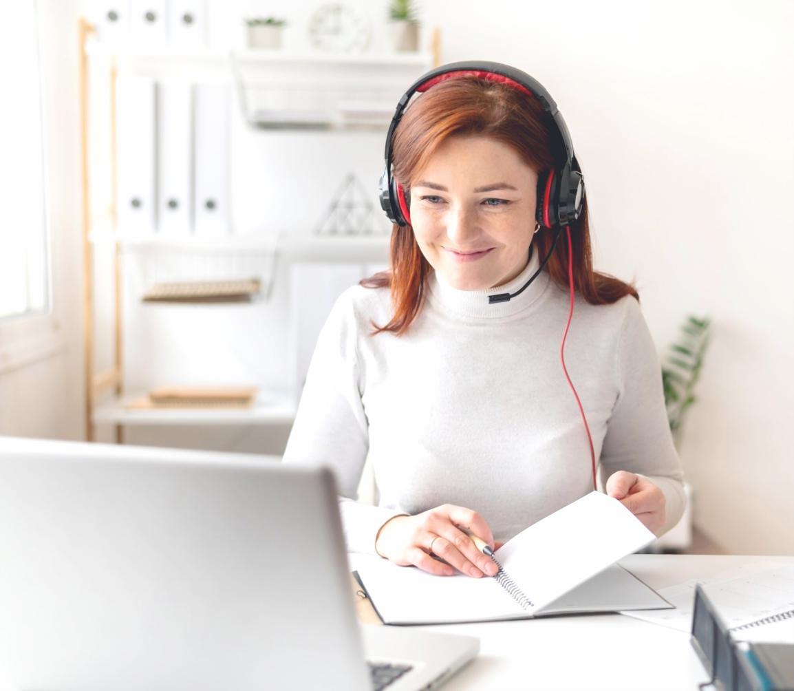 Estudiante trabajando con herramientas financieras y calculadora